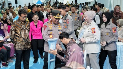 Kapolri Bagikan 6.000 Bansos di HUT Bhayangkara ke-80