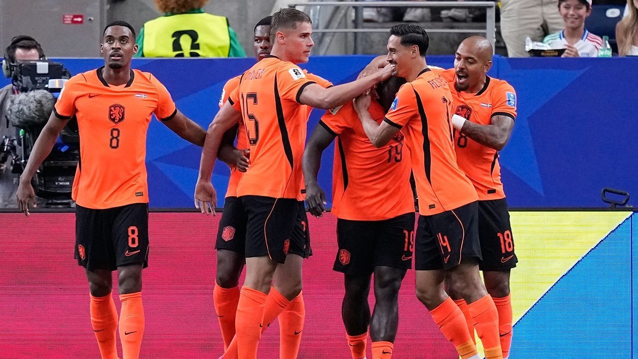 Tim Oranje Menggila, Swedia Dibantai 5-1