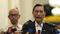 Luhut Minta Program Makan Bergizi Gratis Dievaluasi Bertahap Jakarta – Ketua Dewan Ekonomi Nasional (Luhut Binsar Pandjaitan) menegaskan pemerintah terus mengevaluasi pelaksanaan program Makan Bergizi Gratis (MBG) agar berjalan efektif dan efisien. Dalam pertemuan dengan dua Wakil Ketua Badan Gizi Nasional, Agustina Arumsari dan Trenggono, Luhut menyoroti perlunya efisiensi serta mempertanyakan alasan program MBG dijalankan sekaligus. “Kenapa harus semua sekaligus, kan bisa dibikin bertahap,” ujarnya di Jakarta, Rabu (24/6). Menurut Luhut, setelah berjalan lebih dari satu tahun, pemerintah kini lebih memahami tantangan pelaksanaan MBG. Ia menekankan program prioritas Presiden Prabowo Subianto itu harus dikelola dengan data akurat dan dapat dipertanggungjawabkan agar tata kelola dan pengawasan lebih akuntabel. Evaluasi ini diharapkan mampu memastikan MBG benar-benar memberi manfaat bagi masyarakat sekaligus menjaga keberlanjutan program dalam jangka panjang.
