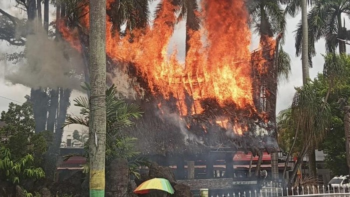 Rumah Adat di Monumen Sisingamangaraja XII Medan Ludes Terbakar