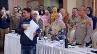 KDM Serahkan Hadiah Sayembara Rp250 Juta ke Korban Taufik Hidayat