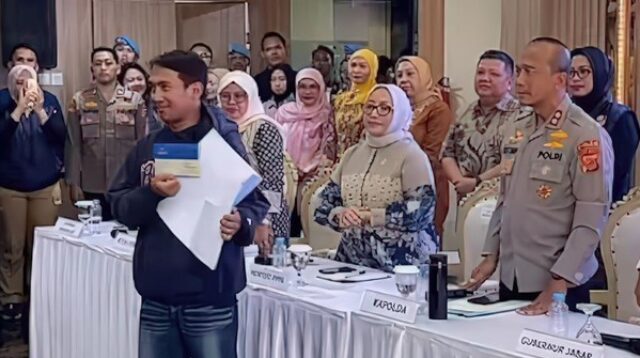 KDM Serahkan Hadiah Sayembara Rp250 Juta ke Korban Taufik Hidayat