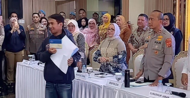 KDM Serahkan Hadiah Sayembara Rp250 Juta ke Korban Taufik Hidayat