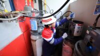 petugas-mengirim-compressed-natural-gas-cng-ke-rumah-makan-resto-yang-berada-di-bekasi-jawa-barat-senin-1852026-1779102232727_169 RI Jadi Pelopor CNG 3 Kg untuk Memasak