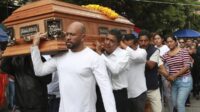 prosesi-pemakaman-wali-kota-di-meksiko-yang-dibunuh-5_169 Wali kota di Meksiko tewas ditembak, gubernur pastikan proses hukum