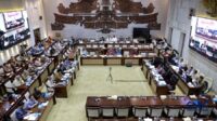 rapat-kerja-komisi-xi-dpr-ri-dengan-meneku-gubernur-bi-ketua-ojk-dan-menteri-ppnkepala-bappenas-kamis-1162026-cnbc-indonesiamu-1781172248851_169 DPR Desak Purbaya Kaji Ulang Layer Cukai Rokok