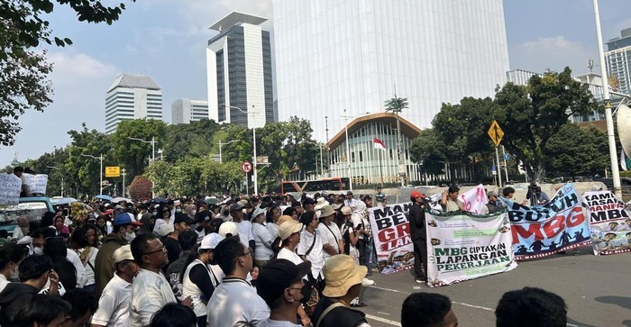 Massa di Patung Kuda Dukung MBG, Minta Diawasi Bersama