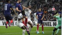 Prancis Takluk 1-2 dari Pantai Gading di Laga Uji Coba Nantes – Timnas Prancis menelan kekalahan mengejutkan 1-2 saat menjamu Pantai Gading dalam laga uji coba jelang Piala Dunia 2026 di Stade de la Beaujoire, Kamis waktu setempat. Les Bleus sempat unggul lebih dulu lewat gol indah Rayan Cherki pada menit ke-45. Namun, tim tamu bangkit di babak kedua melalui gol Guela Doue dan Amad Diallo yang memastikan kemenangan 2-1 untuk Pantai Gading. Prancis tampil dominan sejak awal dengan sejumlah peluang dari Kylian Mbappe, Michael Olise, dan Ibrahima Konate, tetapi gagal menambah gol. Sebaliknya, Pantai Gading memanfaatkan momentum di menit-menit akhir untuk mencuri kemenangan. Hasil ini menjadi evaluasi penting bagi skuad asuhan Didier Deschamps sebelum putaran final Piala Dunia 2026 dimulai sepuluh hari lagi. Prancis tergabung di Grup F bersama Tunisia, Belanda, dan Jepang.