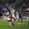 Prancis Takluk 1-2 dari Pantai Gading di Laga Uji Coba Nantes – Timnas Prancis menelan kekalahan mengejutkan 1-2 saat menjamu Pantai Gading dalam laga uji coba jelang Piala Dunia 2026 di Stade de la Beaujoire, Kamis waktu setempat. Les Bleus sempat unggul lebih dulu lewat gol indah Rayan Cherki pada menit ke-45. Namun, tim tamu bangkit di babak kedua melalui gol Guela Doue dan Amad Diallo yang memastikan kemenangan 2-1 untuk Pantai Gading. Prancis tampil dominan sejak awal dengan sejumlah peluang dari Kylian Mbappe, Michael Olise, dan Ibrahima Konate, tetapi gagal menambah gol. Sebaliknya, Pantai Gading memanfaatkan momentum di menit-menit akhir untuk mencuri kemenangan. Hasil ini menjadi evaluasi penting bagi skuad asuhan Didier Deschamps sebelum putaran final Piala Dunia 2026 dimulai sepuluh hari lagi. Prancis tergabung di Grup F bersama Tunisia, Belanda, dan Jepang.