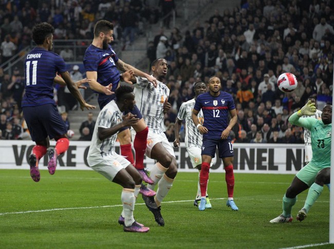 Prancis Takluk 1-2 dari Pantai Gading di Laga Uji Coba Nantes – Timnas Prancis menelan kekalahan mengejutkan 1-2 saat menjamu Pantai Gading dalam laga uji coba jelang Piala Dunia 2026 di Stade de la Beaujoire, Kamis waktu setempat. Les Bleus sempat unggul lebih dulu lewat gol indah Rayan Cherki pada menit ke-45. Namun, tim tamu bangkit di babak kedua melalui gol Guela Doue dan Amad Diallo yang memastikan kemenangan 2-1 untuk Pantai Gading. Prancis tampil dominan sejak awal dengan sejumlah peluang dari Kylian Mbappe, Michael Olise, dan Ibrahima Konate, tetapi gagal menambah gol. Sebaliknya, Pantai Gading memanfaatkan momentum di menit-menit akhir untuk mencuri kemenangan. Hasil ini menjadi evaluasi penting bagi skuad asuhan Didier Deschamps sebelum putaran final Piala Dunia 2026 dimulai sepuluh hari lagi. Prancis tergabung di Grup F bersama Tunisia, Belanda, dan Jepang.