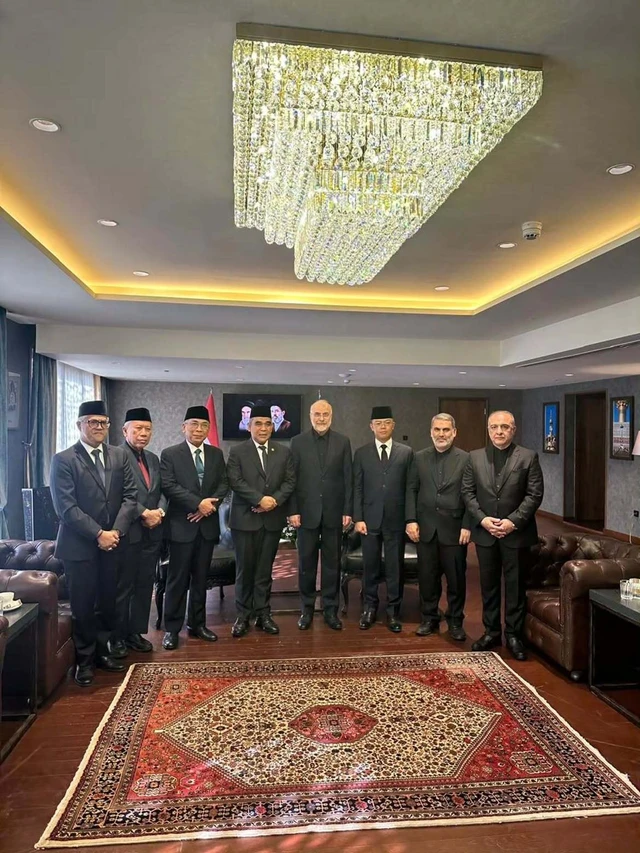 Delegasi RI Menlu-Ketua MPR Tiba di Iran, Sampaikan Penghormatan untuk Mendiang Ali Khamenei