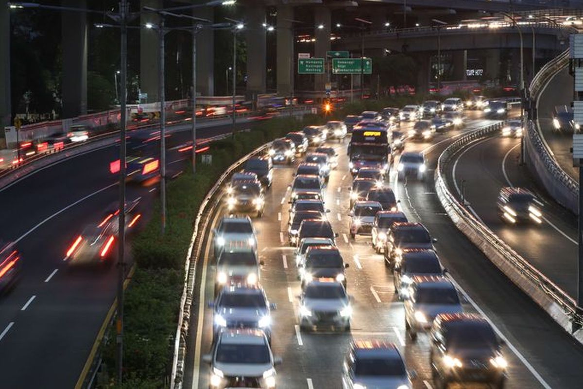 Macet di Tol Jakarta, Semanggi hingga Kapuk Padat