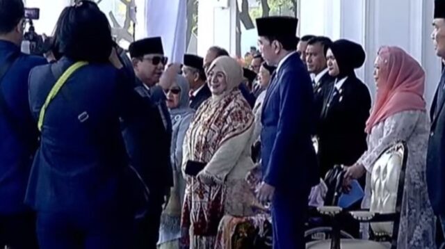 Inilah Momen Saling Hormat Prabowo-Jokowi di  HUT Polri ke 80