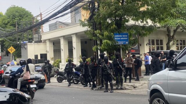 TNI Jaga Rumah Jampidsus, Polisi Temukan Rp60 Miliar dan 74 Kg Emas dari 12 Lokasi yang di Geledah