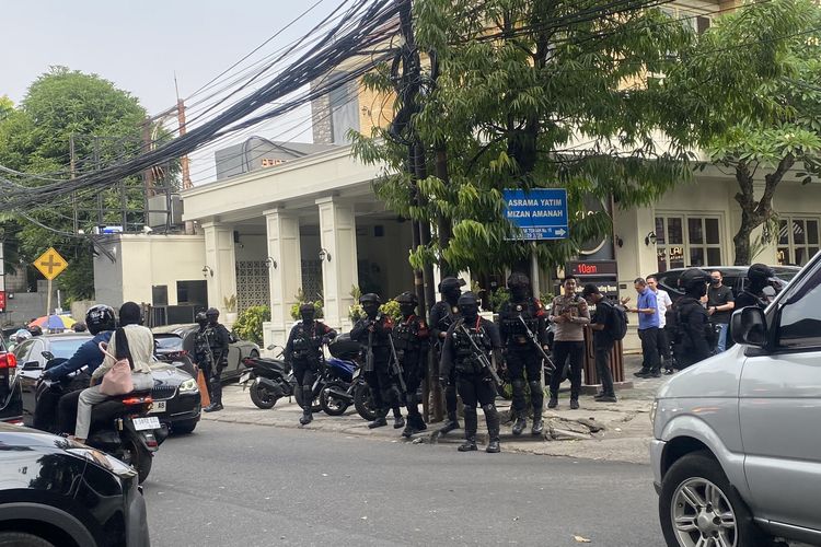 TNI Jaga Rumah Jampidsus, Polisi Temukan Rp60 Miliar dan 74 Kg Emas dari 12 Lokasi yang di Geledah