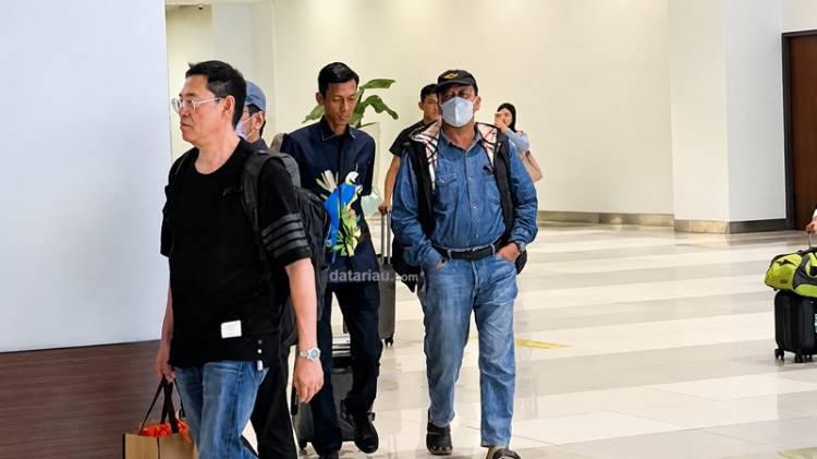 Usai Buron, Bupati dan Sekda Kuansing Akhirnya Serahkan Diri ke KPK