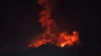 Gunung Karangetang Sulut Erupsi, Lontarkan Material Pijar