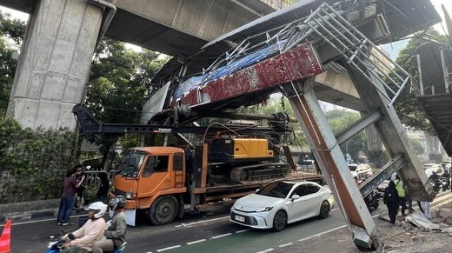 Truk Tersangkut di Tendean, JPO Rusak Lalin Macet