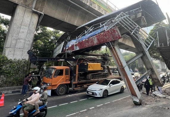 Truk Tersangkut di Tendean, JPO Rusak Lalin Macet