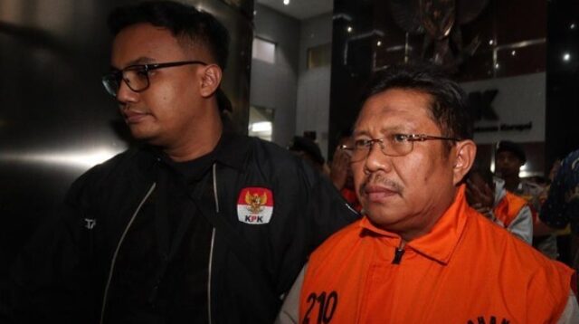 KPK Geledah Kantor dan Rumah Dinas Bupati Lobar, Sita Dokumen Proyek