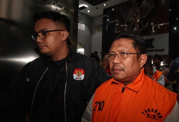 KPK Geledah Kantor dan Rumah Dinas Bupati Lobar, Sita Dokumen Proyek