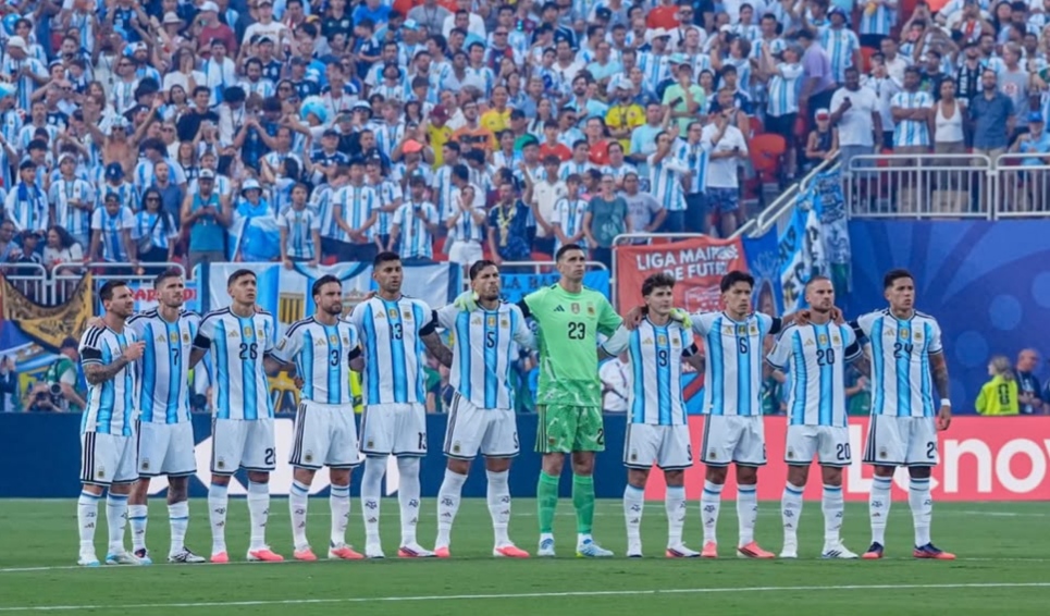 FIFA Tahan Sanksi, Martínez Tetap Main