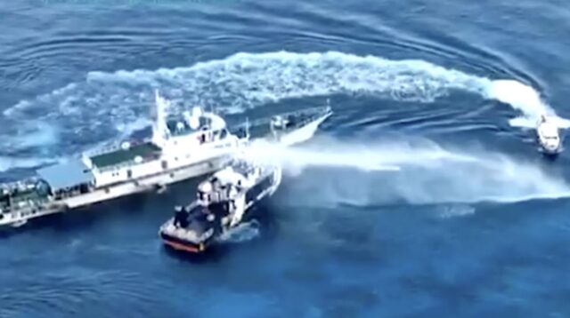 China Hujani Kapal Filipina dengan Meriam Air di Laut China Selatan