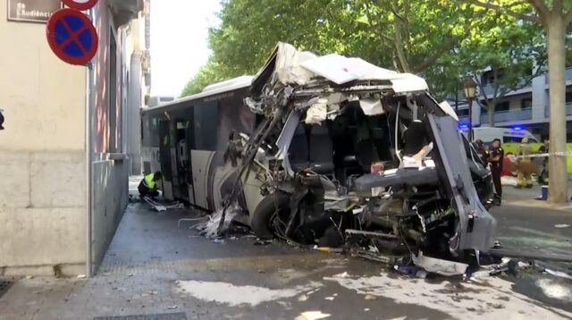 Bus Hantam Kantor Pemprov, Puluhan Luka