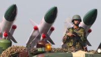 seorang-tentara-india-berdiri-di-samping-rudal-akash-india-yang-dipasang-di-atas-truk-selama-latihan-untuk-parade-hari-republi-1769171016227_169 India Perkuat Produksi Rudal, Pasar Global Melirik