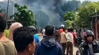 suasana-konflik-antardesa-narasaosina-dan-desa-waiburak-adonara-flores-timur-sabtu-1872026-dok-istimewa-1784376648020_169 Bentrok di Adonara NTT: 3 Orang Tewas, 5 Luka, 20 Rumah Terbakar