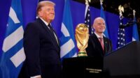 trump-berdiri-di-sebelah-presiden-fifa-gianni-infantino-saat-menghadiri-acara-fifa-di-trump-tower-new-york-pada-jumat-177-wakt-1784373252557_169 Momen Trump dan Presiden FIFA Disoraki Saat Bawa Trofi Piala Dunia