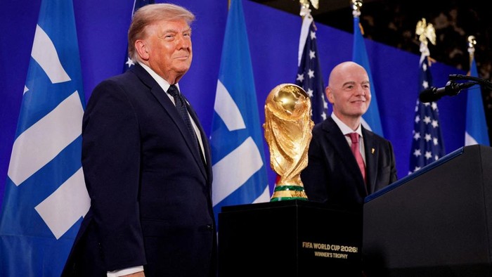 Momen Trump dan Presiden FIFA Disoraki Saat Bawa Trofi Piala Dunia