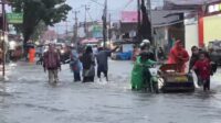 6a70a2fc37581 Banjir Terjang Kota Padang, Kendaraan Warga Terseret Arus