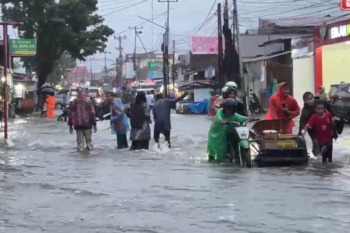 Banjir Terjang Kota Padang, Kendaraan Warga Terseret Arus