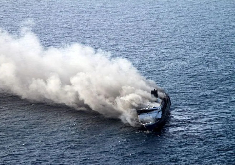 KMP Mutiara Sentosa 2 Terbakar, Empat Penumpang Tewas dan Ratusan Dievakuasi