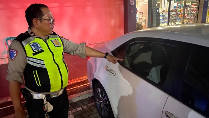 Pecah Kaca Mobil Saat Belanja, Laptop Korban Raib