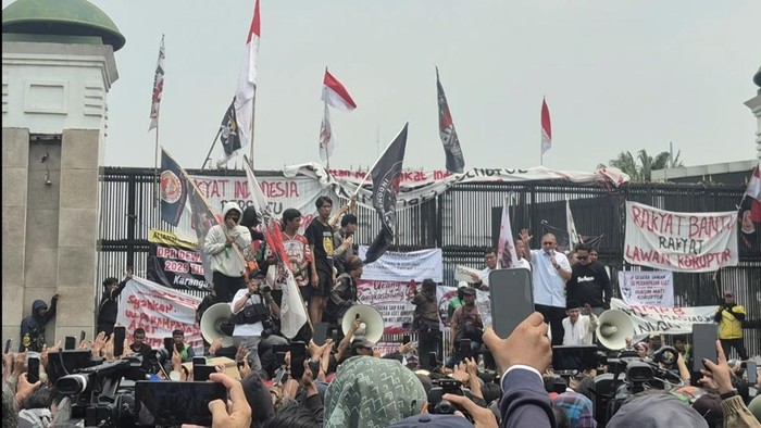 Andre Rosiade Dkk Temui Massa AMPB di Depan DPR