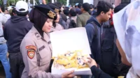 Polisi Bagikan Tahu, Pengamanan Humanis di DPR