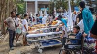 evakuasi-pasien-rumah-sakit-terdampak-gempa-ntt-1786782843420_169 Update Terkini , BNPB: 47 Korban Tewas Gempa NTT, Bandara Ikut Rusak