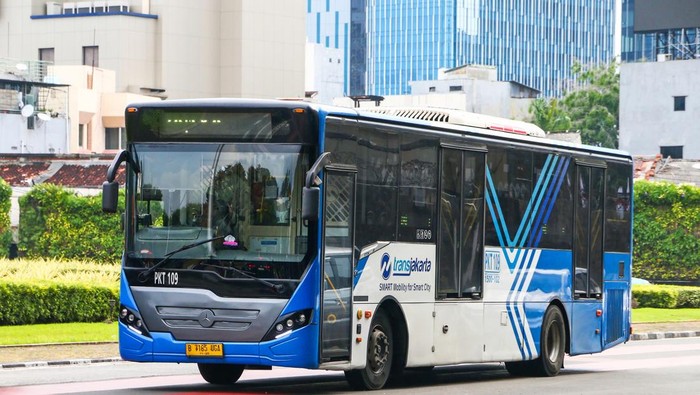 Penutupan Jalan DPR Ganggu Tiga Rute Transjakarta