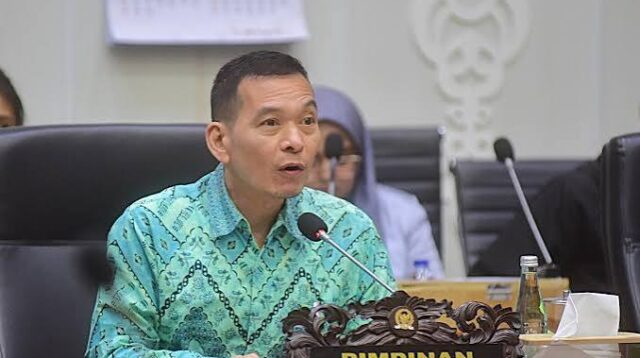 Daniel Johan  Dorong Hujan Buatan dan Water Bombing Atasi Karhutla