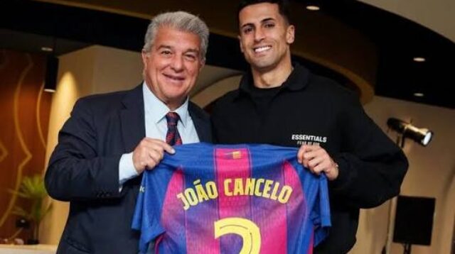 Joao Cancelo Rela Pangkas Gaji Demi Barcelona
