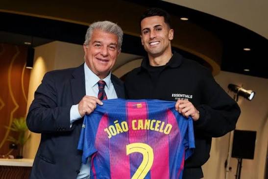 Joao Cancelo Rela Pangkas Gaji Demi Barcelona