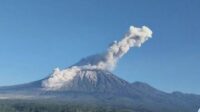 Semeru Dua Kali Erupsi, Abu Membubung 700 Meter