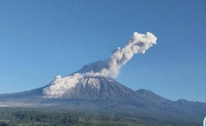 Semeru Dua Kali Erupsi, Abu Membubung 700 Meter
