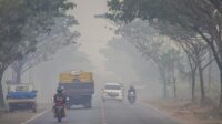 Kabut Asap Karhutla Ganggu Lalu Lintas, Truk Motor Terbalik di Banjar