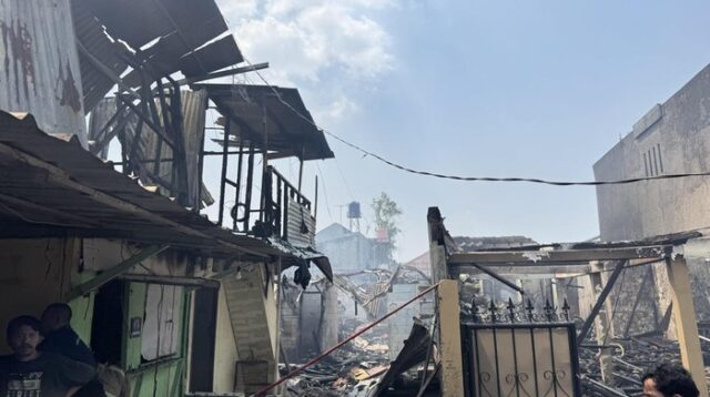 Kebakaran Duren Sawit Hanguskan 37 Bangunan, 125 Warga Mengungsi