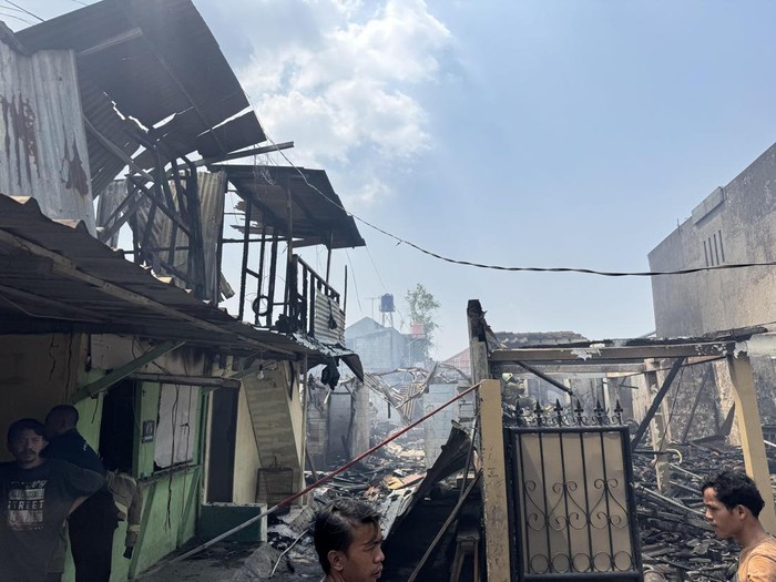 Kebakaran Duren Sawit Hanguskan 37 Bangunan, 125 Warga Mengungsi