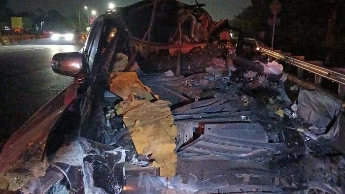 Pajero Hantam Truk Semen di Tol Jagorawi
