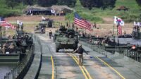 kendaraan-lapis-baja-stryker-milik-angkatan-darat-as-beroperasi-selama-latihan-penyeberangan-sungai-gabungan-as-korea-selatan--1756277219653_169 Trump Kurangi Latihan Militer, Korsel Antisipasi Skenario Terburuk